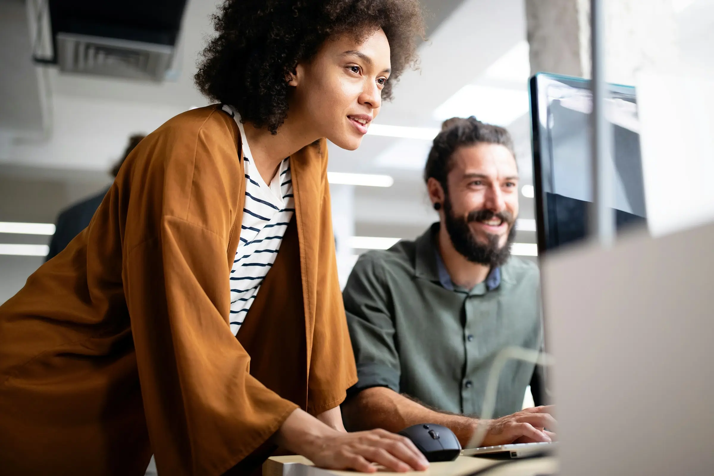 Aurili Team in einem Meetingraum.