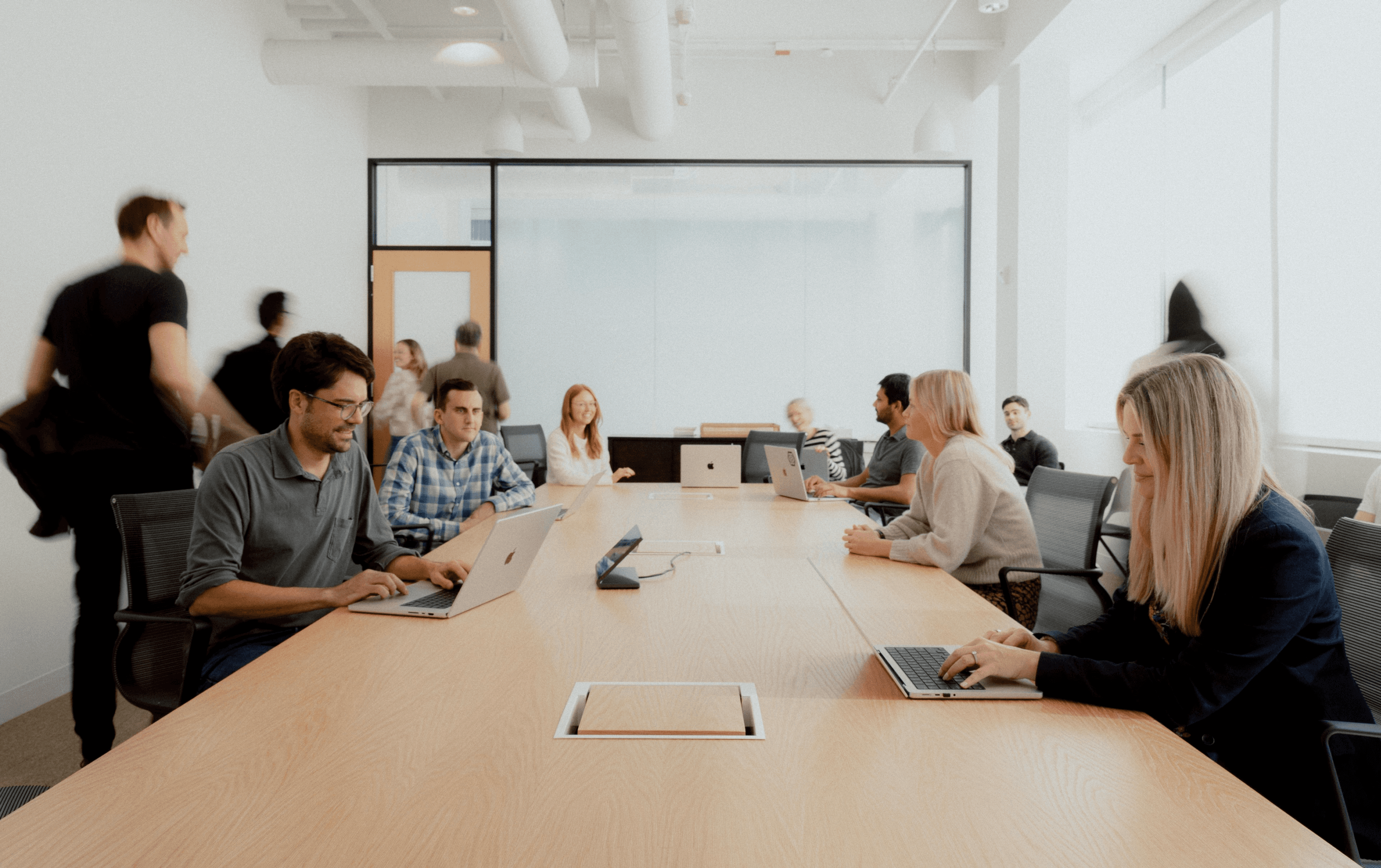 Aurili Team in einem Meetingraum.